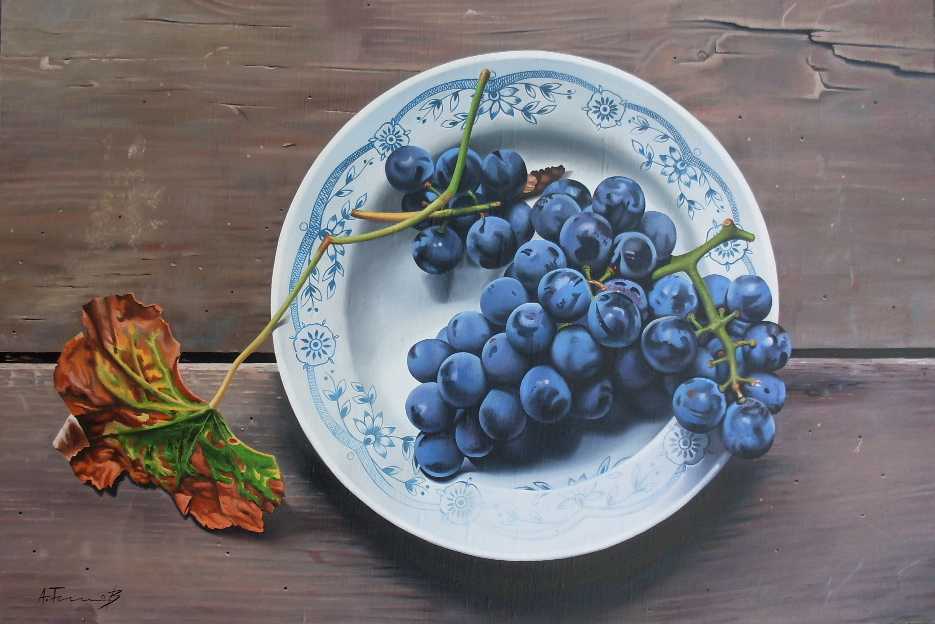 Grapes in a Plate